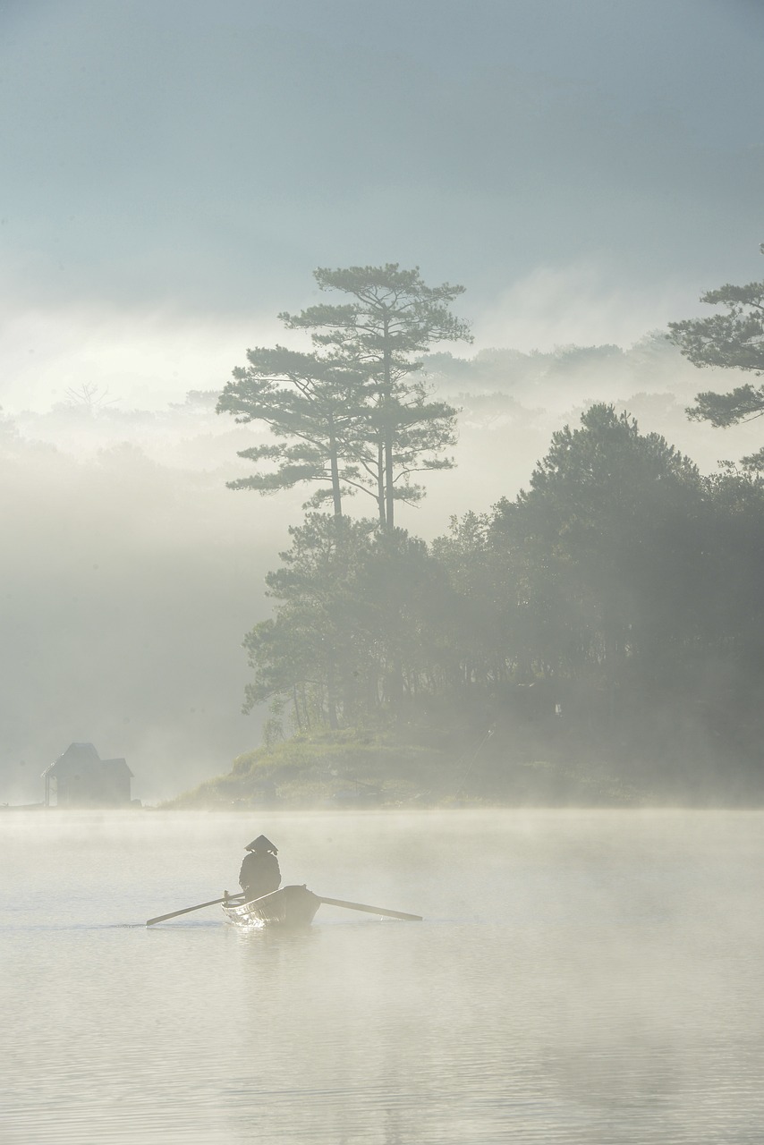 a fisherman on tuyen-lam lake, fisherman, fishing-5389424.jpg